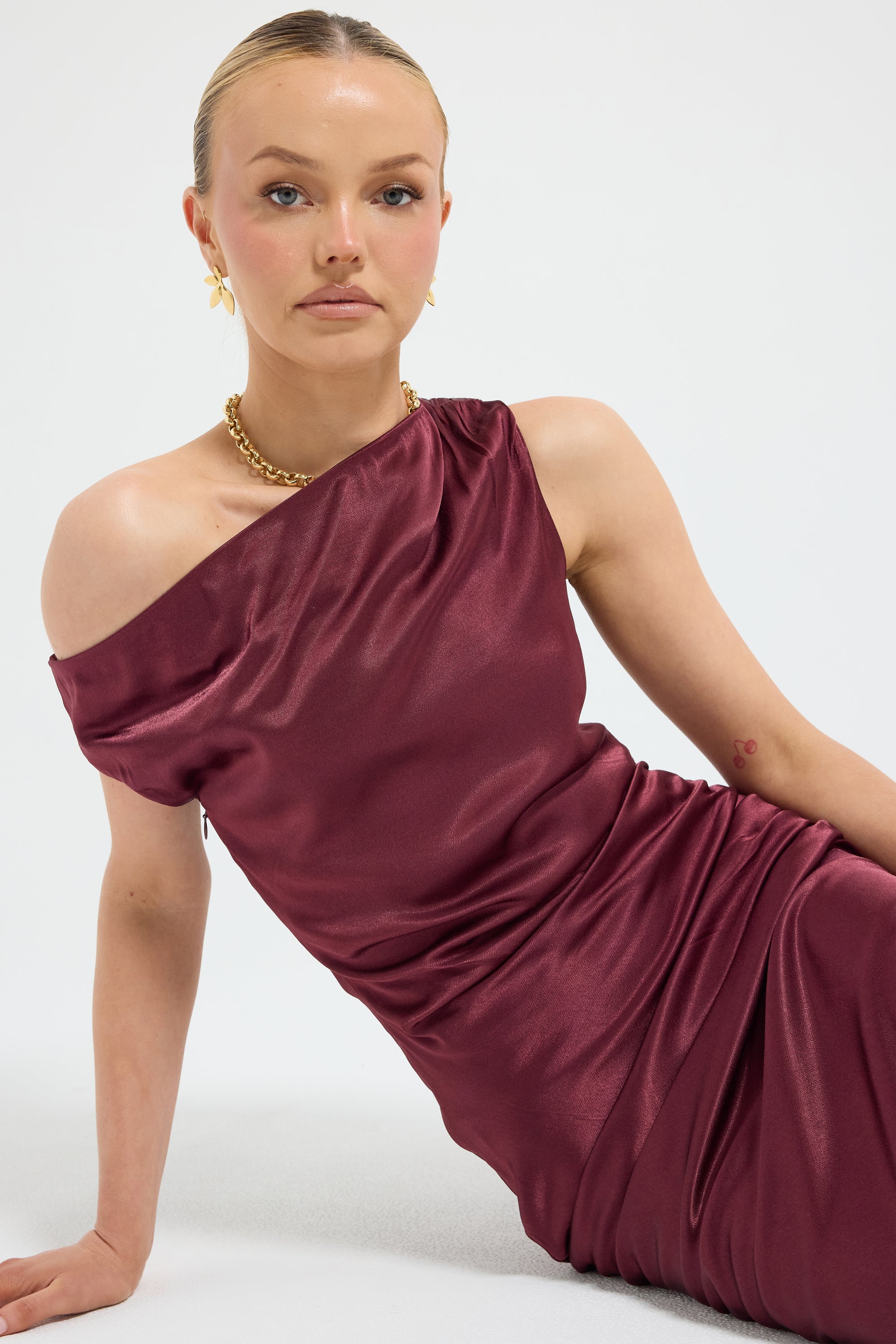 Quinn Shoulder Maxi Burgundy Satin Maxi Dress | PASDUCHAS Quinn Shoulder Maxi Burgundy Satin Maxi Dress | PASDUCHAS